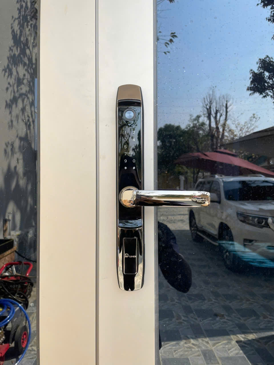 khóa cửa nhôm thông minh