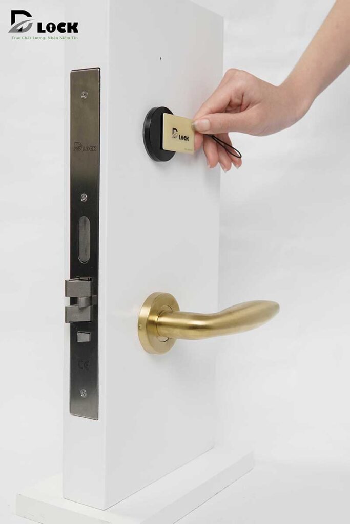 khóa cửa từ khách sạn