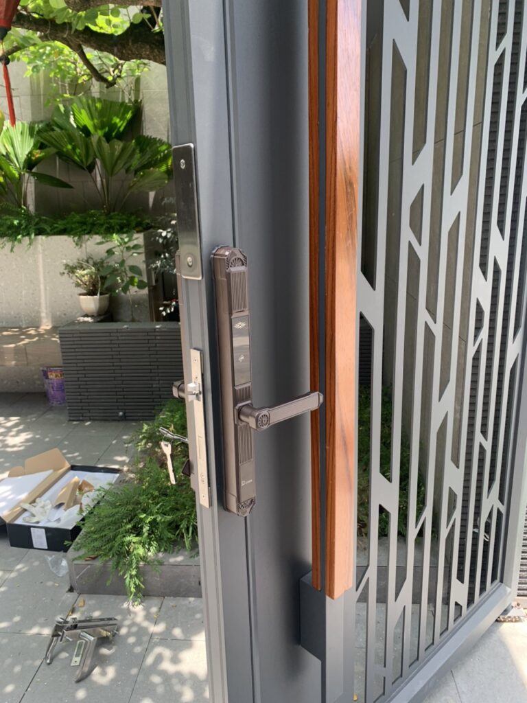 lắp khóa vân tay cho cổng sắt