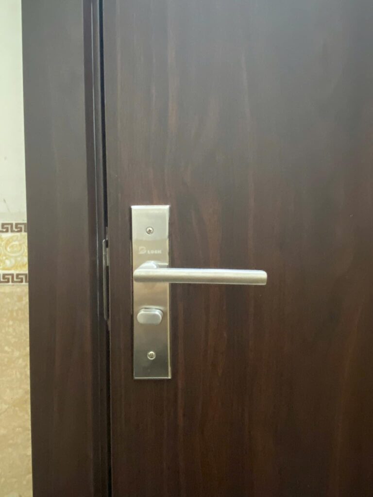 Khóa tay gạt liền thể